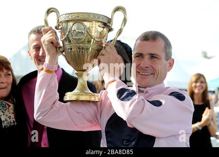 Jockey Pat Smullen feiert mit der Trophäe, nachdem Kapitän Ramius den William Hill Ayr Cold Cup gewonnen hat Stockfoto