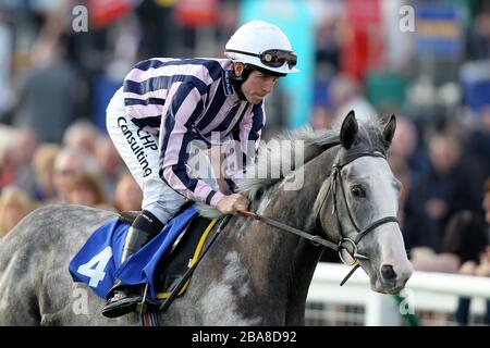 Albert Bridge wird von Jockey Jim Crowley geritten und wird vor der Insel Skye Handicap Posten Stockfoto