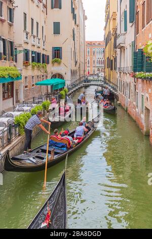 Venedig Italien 24. Juli 2017 Bootsverkehr Stau auf dem Kanal in Venedig Stockfoto