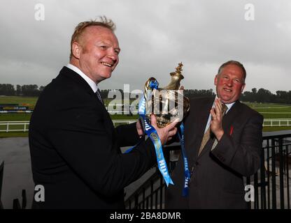 Alex McLeish ehemaliger Manager in Schottland mit dem Ayr Gold Cup und Jim Goldie (rechts), Rennrodeltrainer Stockfoto