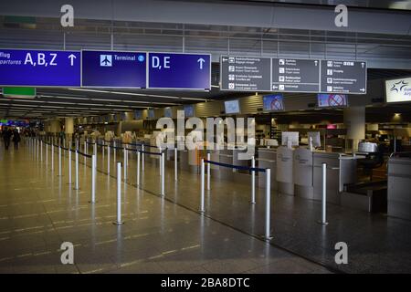 Desertierter Frankfurter Flughafen wegen Corona-Krise Stockfoto