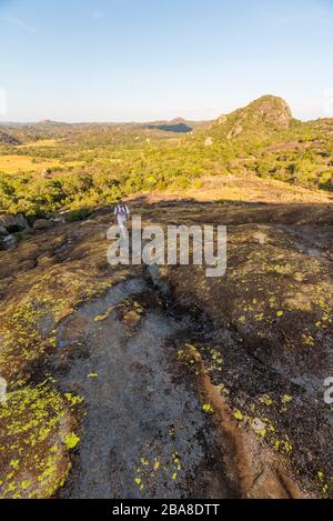 Ein Tourist gesehen in Simbabwes Matobo Nationalpark. Stockfoto
