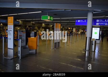 Desertierter Frankfurter Flughafen wegen Corona-Krise Stockfoto