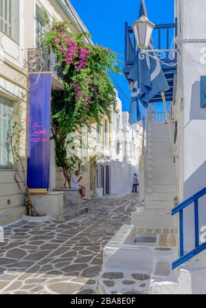 Mykanos, Griechenland, 30. Juli 2017 Straßenszene in der Stadt Mykanos mit traditionellen blauen und weiß getünchten Gebäuden Stockfoto