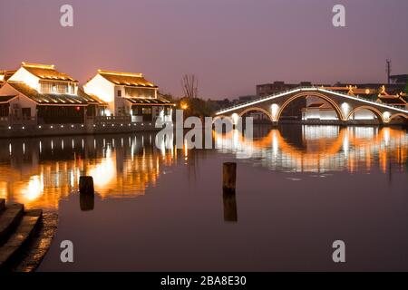 Illumiinierte Häuser und Kanäle in Suzhou, Provinz Jiangsu, China Stockfoto