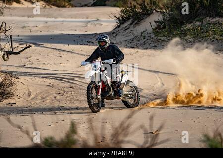 Dirt-Bike auf einer Sanddüne Stockfoto