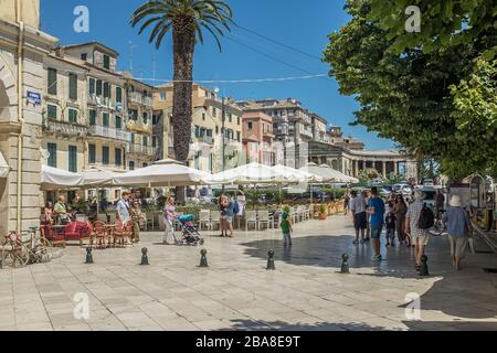 Korfu-Stadt Korfu Griechenland 1. August 2014 vor Cafés und Bars in der Stadt Korfu am Hafen Stockfoto