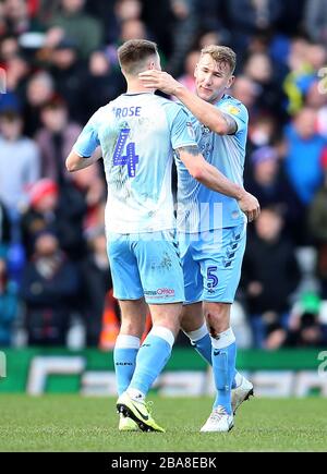 Michael Rose (links) und Kyle McFadzean aus Coventry City feiern nach dem Schlusspfiff Stockfoto
