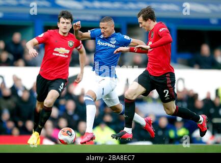 Evertons Richarlison (Center) kämpft um den Ball mit Harry Maguire (links) von Manchester United und Victor Lindelof Stockfoto