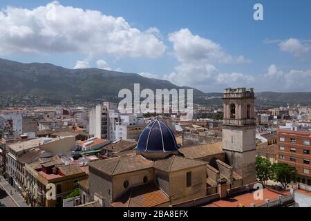 Blick von oben auf die Stadt Denia Costa Blanca und eine Moschee Stockfoto