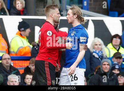Luke Shaw (links) von Manchester United und Tom Davies von Everton haben während des Spiels Worte Stockfoto