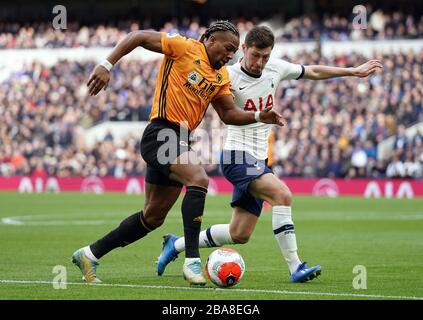 Adama Traore (links) der Wolverhampton Wanderers und Ben Davies von Tottenham Hotspur kämpfen um den Ball Stockfoto