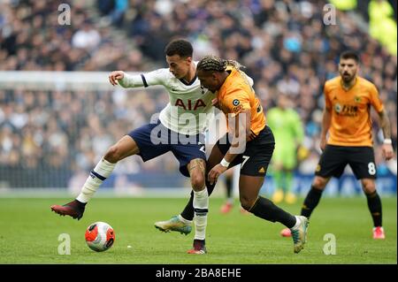 Die DELE Alli (links) und Adama Traore der Wolverhampton Wanderers von Tottenham Hotspur kämpfen um den Ball Stockfoto