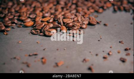 Gebratene Kaffeebohnen mit negativem Platz Stockfoto