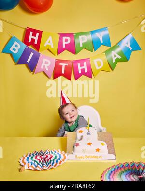 Ein einjähriges Baby genießt ihre Geburtstagsfeiern. Stockfoto