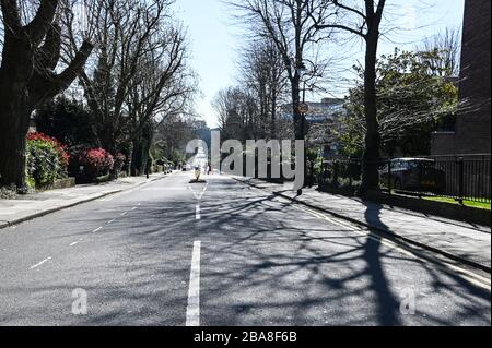 Normalerweise sind die belebten Straßen im Norden Londons während des Coronavirus verlassen, eine Kovid-19-Pandemie nach den Anweisungen der Regierung, zu Hause zu bleiben. Stockfoto