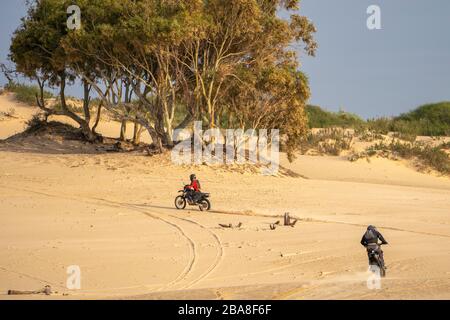 Dirt-Bike auf einer Sanddüne Stockfoto