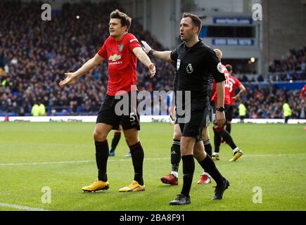 Harry Maguire (links) von Manchester United appelliert an Schiedsrichter Chris Kavanagh, nachdem Evertons Dominic Calvert-Lewin (nicht abgebildet) sein zweites Tor erzielt hat Stockfoto