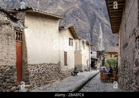 Heilig Tal, Peru: Leere Straßen der Kolonialstadt in Bergen Steinmauern Stockfoto