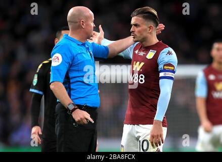 Jack Grealish (rechts) von Aston Villa spricht mit Schiedsrichter Lee Mason während des Carabao-Cup-Finales im Wembley-Stadion, London. Stockfoto