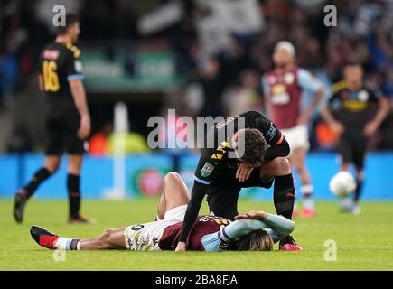 Der Jack Grealish von Aston Villa liegt niedergeschlagen und wird von den John Stones von Manchester City getröstet Stockfoto