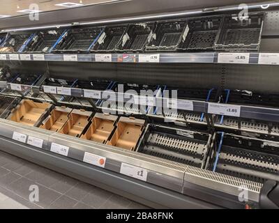 Im Sainsbury's Supermarkt in Clapham, London, hatten Käufer viele Produkte in Panik über COVID-19 gekauft. Stockfoto