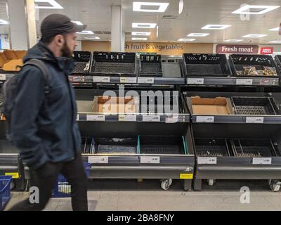 Im Sainsbury's Supermarkt in Clapham, London, hatten Käufer viele Produkte in Panik über COVID-19 gekauft. Stockfoto