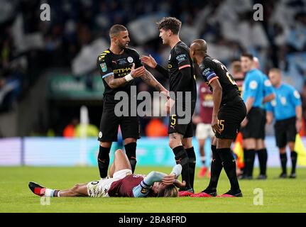 Jack Grealish von Aston Villa ist niedergeschlagen, als Spieler von Manchester City feiern Stockfoto