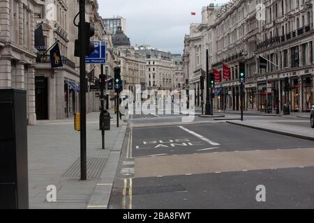 Einige Teile des Londoner Zentrums werden manchmal ungewöhnlich ruhig gelassen, da während der COVID-19-Pandemie die soziale Distanzierung in Betracht gezogen wird. Das Stockfoto