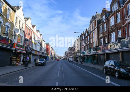 Green Lanes, North London, ein geschäftig besetztes Einkaufsviertel ist heute aufgrund der "Tay-Home"-Politik des Coronavirus, Cover-19-Pandemie, nahezu menschenleer. Stockfoto