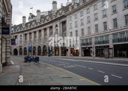 Einige Teile des Londoner Zentrums werden manchmal ungewöhnlich ruhig gelassen, da während der COVID-19-Pandemie die soziale Distanzierung in Betracht gezogen wird. Das Stockfoto