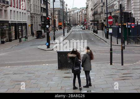 Einige Teile des Londoner Zentrums werden manchmal ungewöhnlich ruhig gelassen, da während der COVID-19-Pandemie die soziale Distanzierung in Betracht gezogen wird. Stockfoto