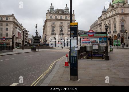 Einige Teile des Londoner Zentrums werden manchmal ungewöhnlich ruhig gelassen, da während der COVID-19-Pandemie die soziale Distanzierung in Betracht gezogen wird. Das Stockfoto