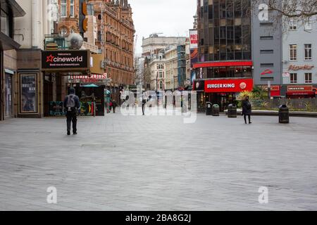 Einige Teile des Londoner Zentrums werden manchmal ungewöhnlich ruhig gelassen, da während der COVID-19-Pandemie die soziale Distanzierung in Betracht gezogen wird. Das Stockfoto