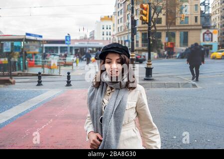 Schönes junges Mädchen überquert die Straße bei Grünlicht an der Fußgängerüberführung.Traveler Woman Lifestyle-Konzept. Stockfoto