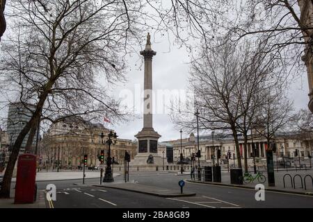 Einige Teile des Londoner Zentrums werden manchmal ungewöhnlich ruhig gelassen, da während der COVID-19-Pandemie die soziale Distanzierung in Betracht gezogen wird. Das Stockfoto