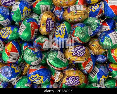 Atlanta, GA/USA-3/21/20: Ein Closup von Cadbury Creme und Cadbury Creme Schokoladeneiern für ostergeschenke in einem Kroger Lebensmittelgeschäft in Atlanta, GA. Stockfoto