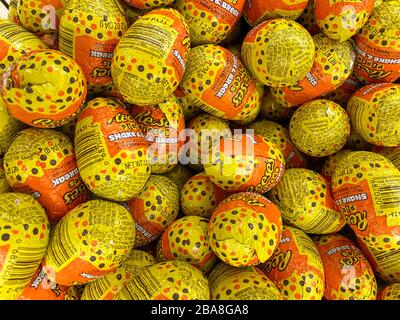 Atlanta, GA/USA-3/21/20: Ein Closup von Reeses Stücken Shake und brechen Schokoladeneier für ostergeschenke in einem Kroger Lebensmittelgeschäft in Atlanta, GA. Stockfoto