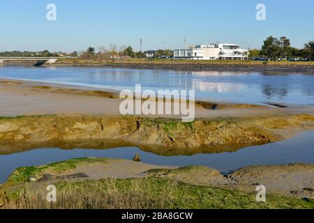 Meer bei Ebbe und Gebäude im Hintergrund in Saint-Gilles-Croix-de-Vie, Gemeinde im französischen Departement Vendée Stockfoto