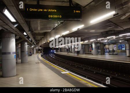 Die U-Bahn-Station in Westminster, London. Einige Teile des Londoner Stadtzentrums werden manchmal ungewöhnlich ruhig gelassen, da soziale Diss in Betracht gezogen werden Stockfoto