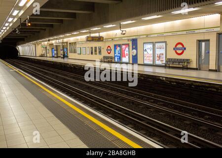 Die U-Bahn-Station in Blackfriars, London. Einige Teile des Londoner Stadtzentrums werden manchmal ungewöhnlich ruhig gelassen, da soziale Diss in Betracht gezogen werden Stockfoto