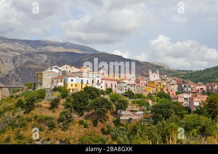 Panoramablick auf San Nicola Arcella, ein altes Dorf in Kalabrien Stockfoto