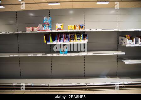 Neuötting, Deutschland-März 18,2020: Halb leere Hygieneartikel in einem Supermarkt während der Coronavirus-Gesundheitskrise. Stockfoto