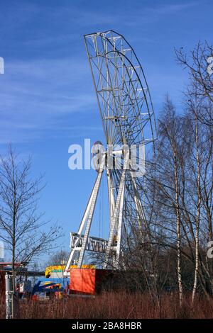 Das ferris Rad von Travelling Funfair wird gerade gebaut Stockfoto
