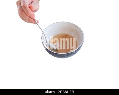 Traditioneller türkischer Dessertazur-Aschure oder Noahs Pudding mit Löffel isoliert auf weißem Hintergrund. Stockfoto