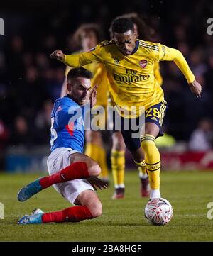 Der Ben Close (links) von Portsmouth und der Joe Willock von Arsenal kämpfen um den Ball Stockfoto