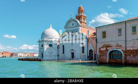 Venedig Italien, San Michele Kirche auf einer venetianischen Insel. Friedhof in Venedig, Italien, leere Straße und Kanäle von Venedig Stockfoto