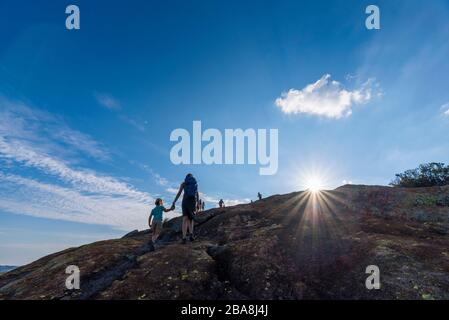 Touristen wandern um den Matobo-Nationalpark in Simbabwe. Stockfoto