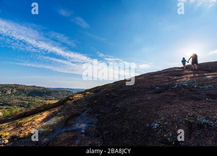 Touristen wandern um den Matobo-Nationalpark in Simbabwe. Stockfoto