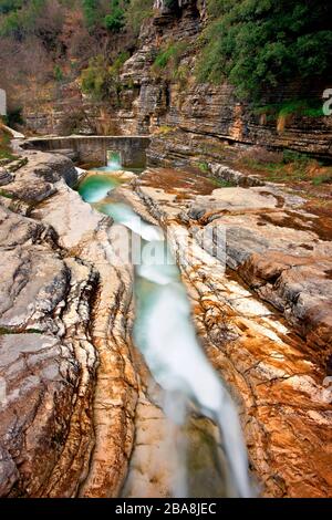 Naturpools, von den Einheimischen "Kolymbithres" oder "Ovieres" genannt, in der Nähe des Dorfes Papingo in der Region Zagori, Präfektur Ioannina, Epirus, Griechenland. Stockfoto